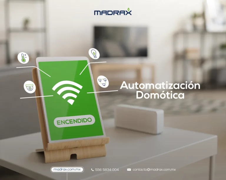 Sala minimalista con panel domótico encendido mostrando iconos de energía, seguridad, conexión y temperatura para seguridad domótica.