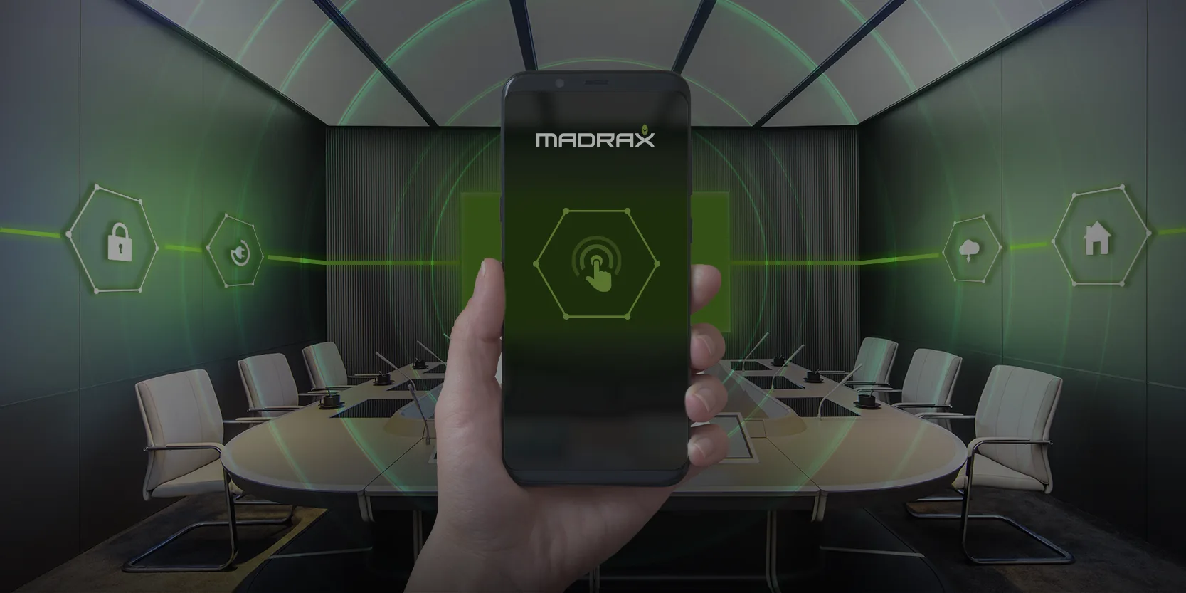 Sala de juntas moderna con mano sosteniendo celular y elementos tecnológicos conectados.