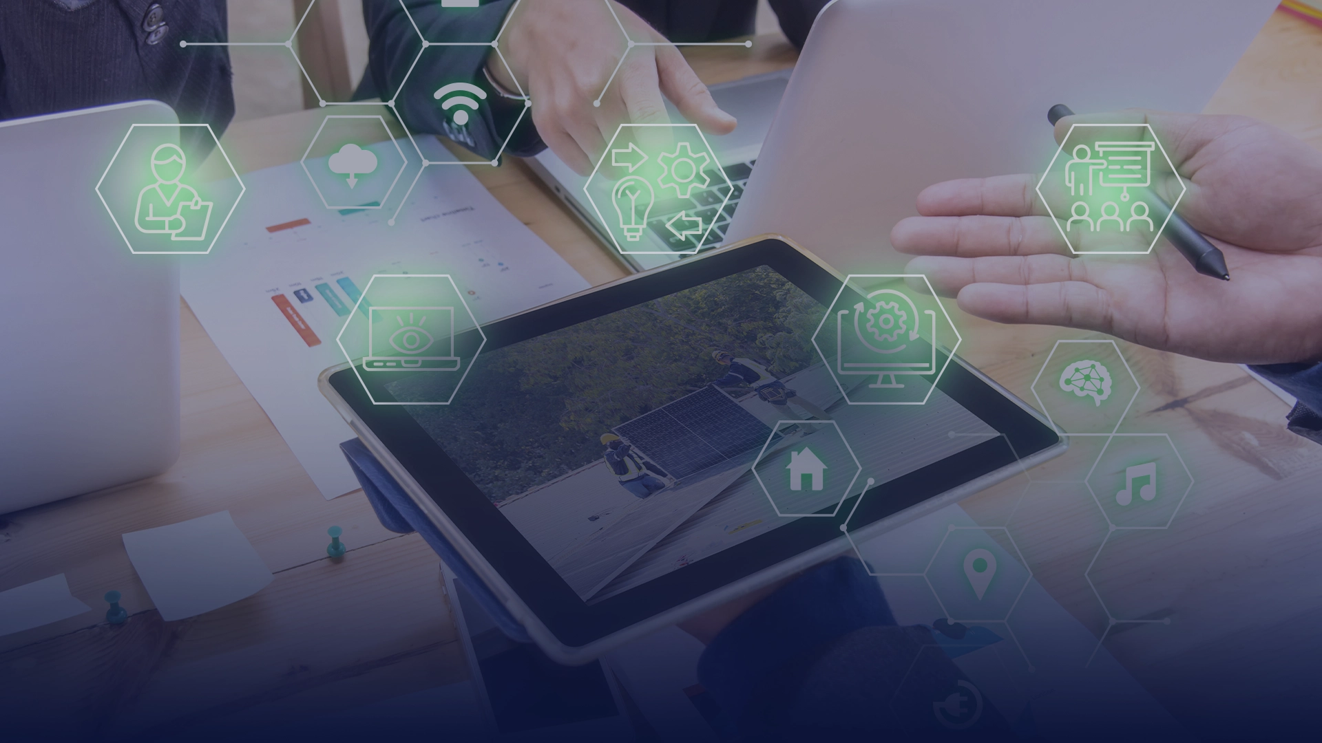 Junta de trabajo con paneles solares, tecnología, automatización, seguridad digital y Sistemas SCADA.